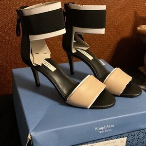 Simply Vera Vera Wang Black and Cream Heels